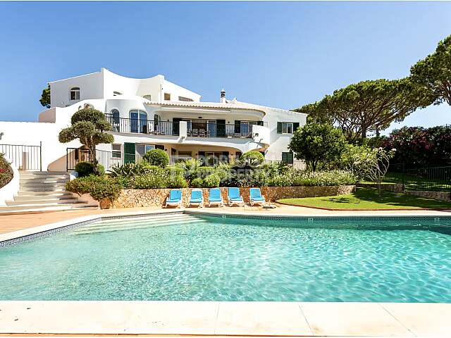 Spaziosa villa con 5+1 camera da letto con piscina e giardini maturi a Vale do Lobo