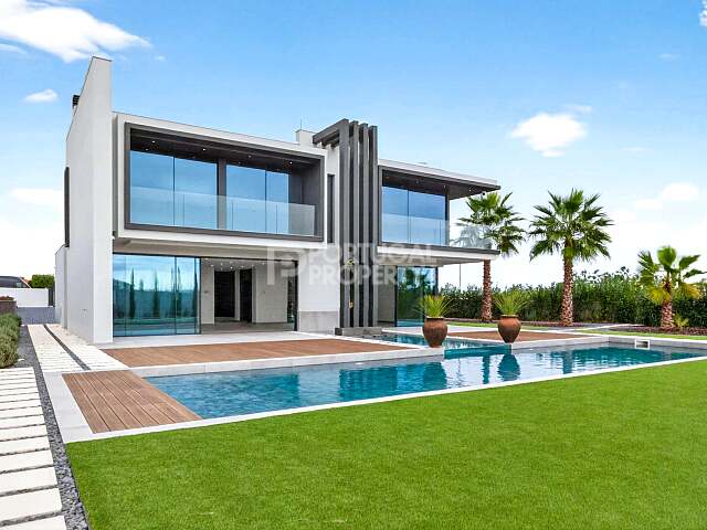 Contemporary Four-Bedroom Villa with Sea Views near the Beach in Lagos