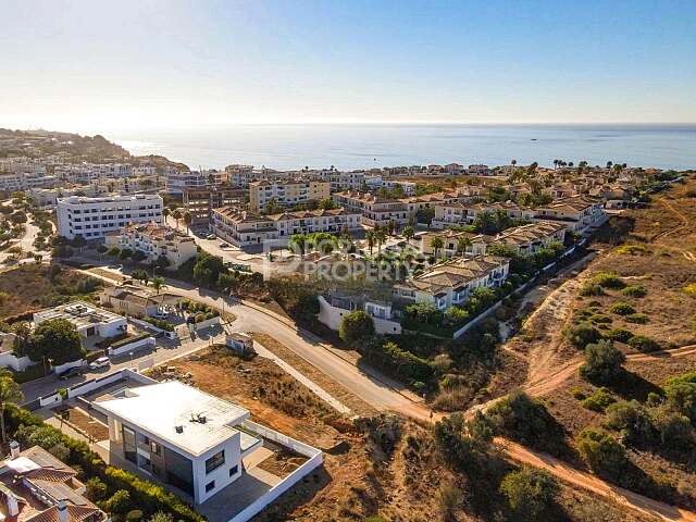 Contemporary Three-Bedroom Villa with Pool near Porto de Mós Beach