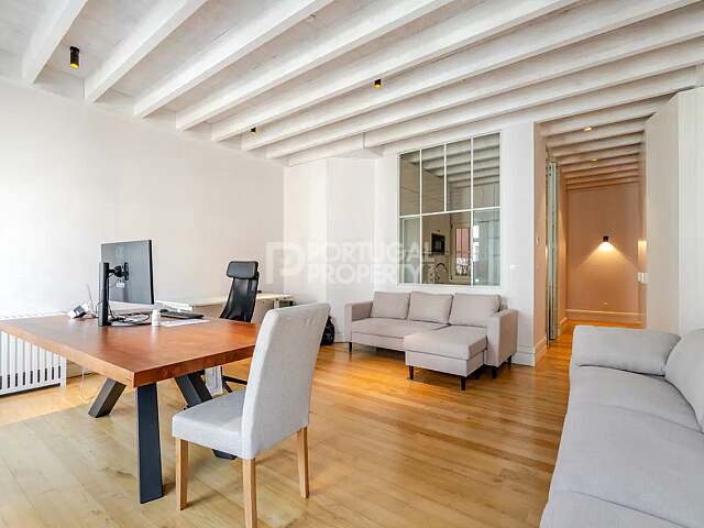 Renovated T3 Apartment in a Historic Porto Building with Elevator
