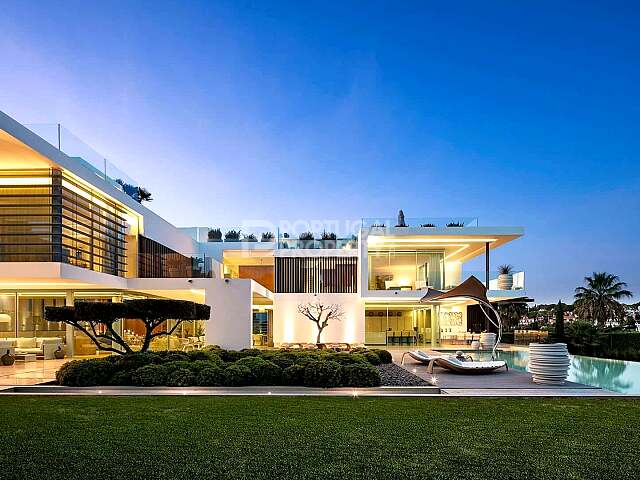 卓越的现代湖滨别墅，拥有全景