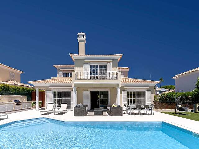 South-Facing Four-Bedroom Villa with Pool in Varandas do Lago