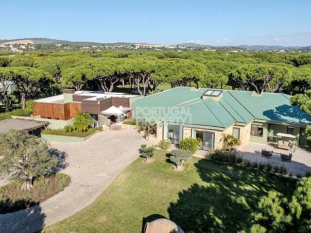 Ein großes Privatanwesen mit Blick auf den Millennium Golf Course