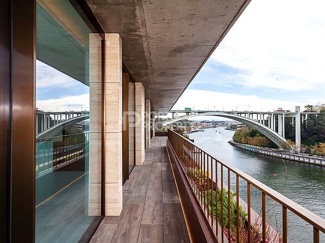 Above the Douro: A Contemporary Three-Bedroom Residence in Porto