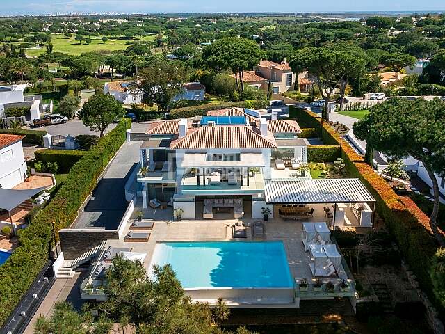 Frontline Golf Living: A Seven-Bedroom Family Residence in Quinta do Lago
