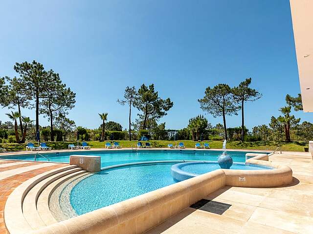 Convenient Apt with Communal Pool in QDL