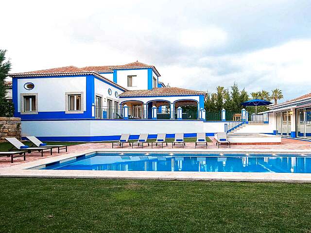 Elegante Villa in Algarve con Due Piscine e Vista Mare