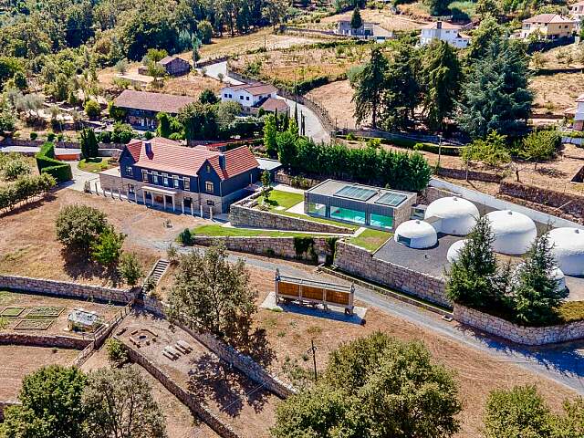 Quinta Histórica no Douro com Piscina Interior e Estética Moderna