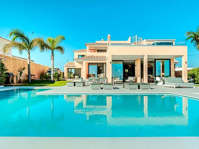 Villa Costiera ad Albufeira con Piscina a Sfioro e Jacuzzi
