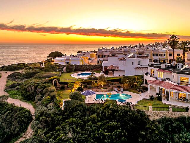 Moradia no Algarve com Vistas Icónicas de Benagil e Piscina Privada