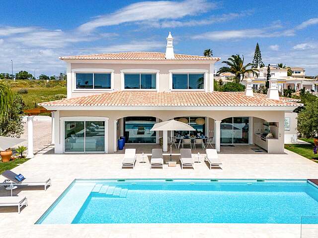 Villa per una Vita Contemporanea nel Cuore dell'Algarve!