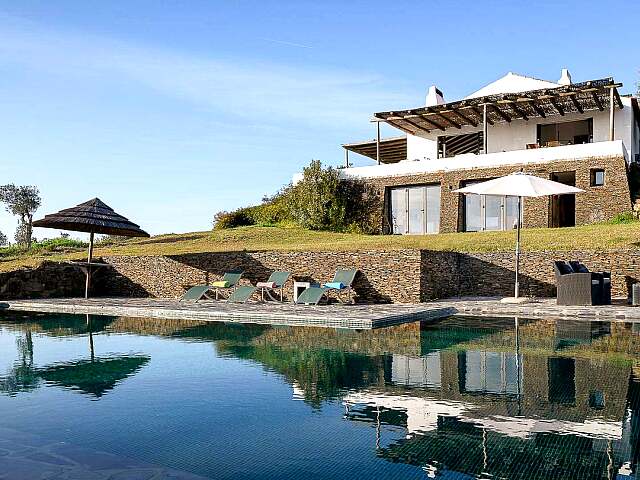 Moderne Idylle inmitten einer üppigen Bergkulisse