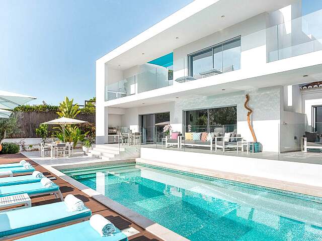 Sleek Algarve Villa with Walking Distance to Beach