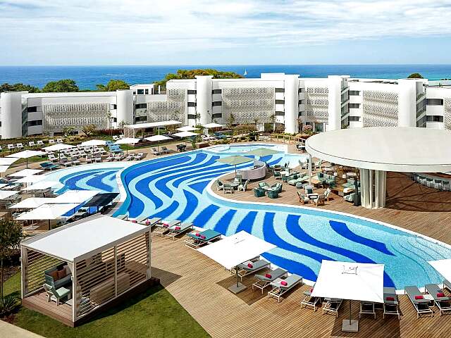 Sophisticated 1,2,3-bedroom residences with hotel