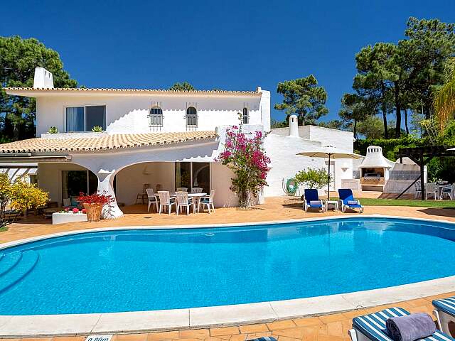 Charming and Spacious Home. Walk distance to Lake.