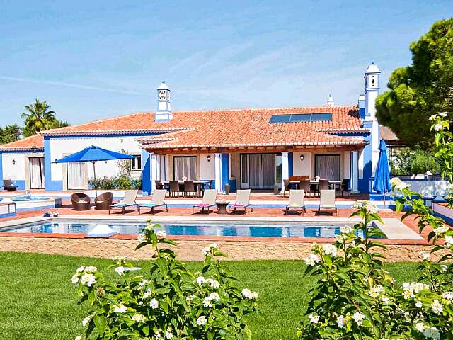 Luxusvilla mit beheizten Pools und Tennisplatz