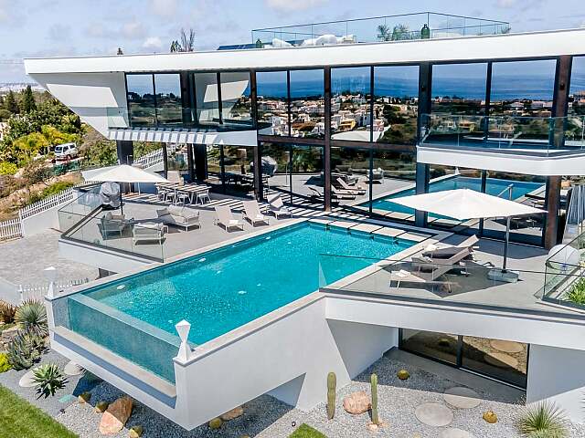 Super-villa with infinity pool in Algarve